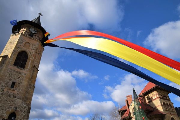 „Unirea face puterea” - manifestarea care va duce TRICOLORUL CĂLĂTOR de la Piatra-Neamț, pe Dealul Crucii, la Gura Ocniței, în județul Dâmbovița