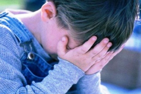 Copilul de 11 ani din Dâmbovița, filmat și abuzat de trei adolescenți, preluat de un asistent maternal 