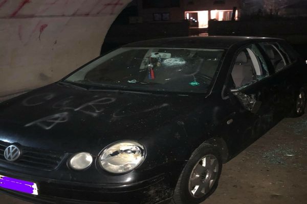 Dosar penal pentru un bărbat din Dâmbovița care a vandalizat mașina fostei soții