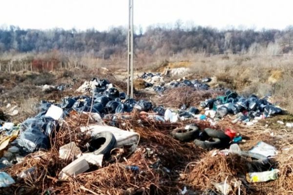 Amenzi uriașe pentru depozitări necontrolate de deşeuri din construcţii şi demolări, la Moreni
