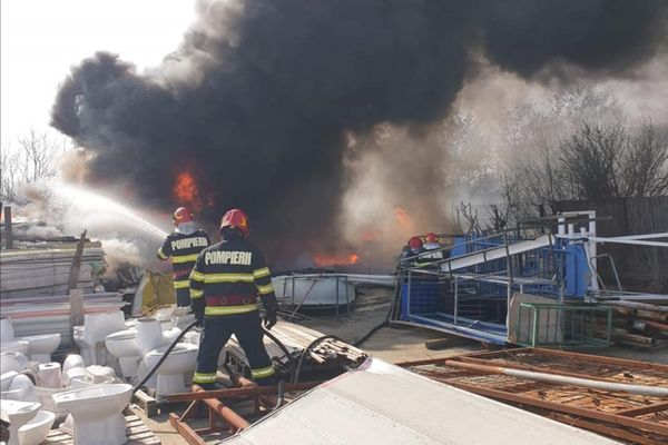 Incendiu de vegetație uscată, propagat la un depozit de materiale și deșeuri plastice din Târgoviște