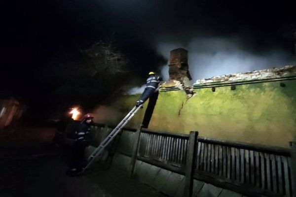 Bătrân de 85 de ani, găsit carbonizat în casă, în Dâmbovița