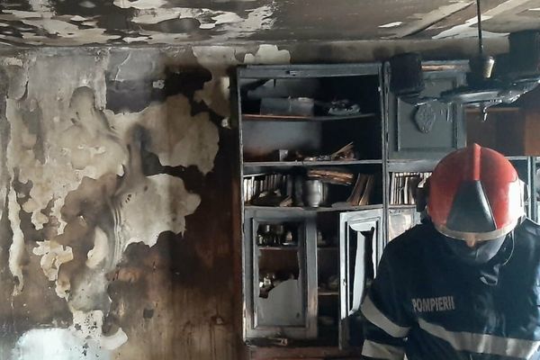 Incendiu violent într-un apartament din Târgoviște. O femeie a suferit atac de panică