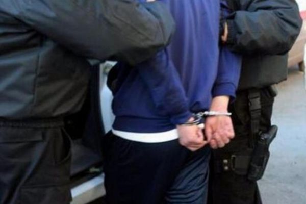 Tânăr din Dâmbovița, dus de polițiști la Penitenciarul Mărgineni