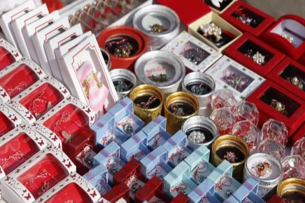 Mărțișoarele și florile, INTERZISE de 1 și 8 Martie în școli