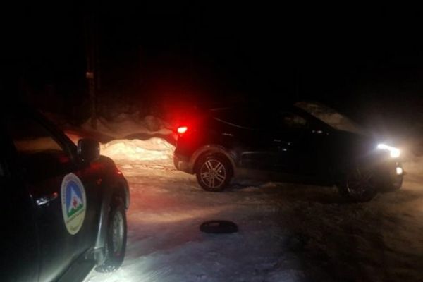 Turişti blocaţi cu maşina, în zona Scropoasa. ajutați de salvamontiști