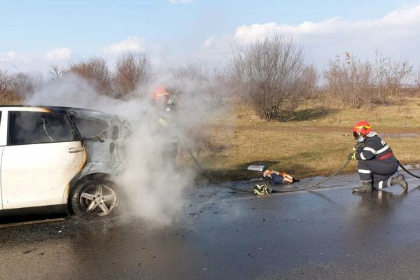Un autoturism a luat foc pe o stradă din Târgoviște