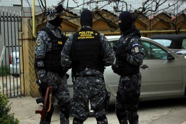 Zeci de persoane au fost amendate la un botez, în Dâmbovița