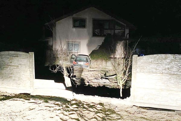 Un tânăr beat și fără permis a intrat cu mașina în gardul unei locuințe, în Dâmbovița