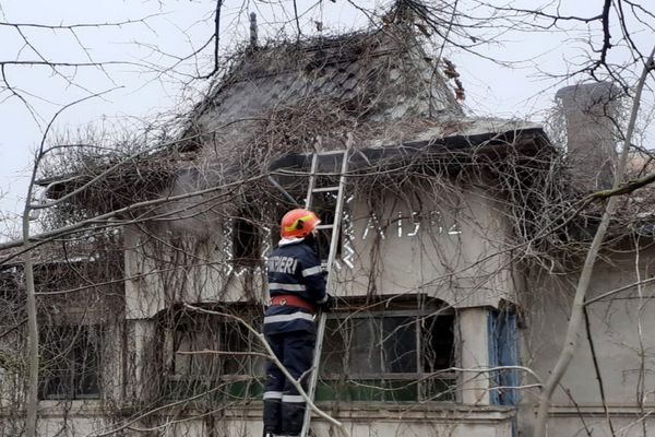 Incendiu în Șelaru. Podul unei case, cuprins de flăcări