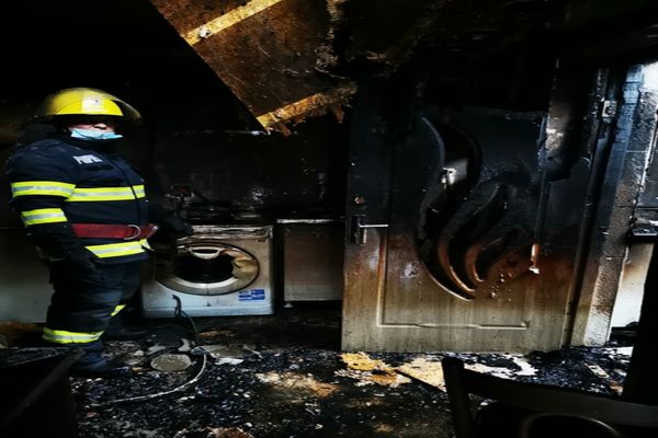 Un bărbat a suferit arsuri grave după ce casa în care locuia a luat foc