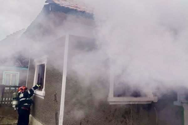 Casă în flăcări, în Dâmbovița. Două autospeciale de stingere au intervenit pentru stingerea incendiului