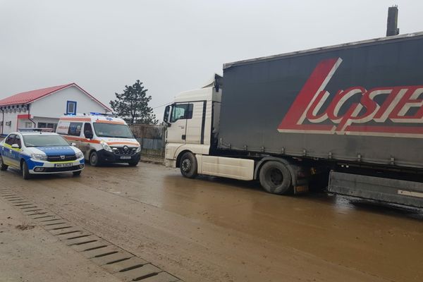 Șofer croat de camion, găsit mort în cabină, în Dâmbovița