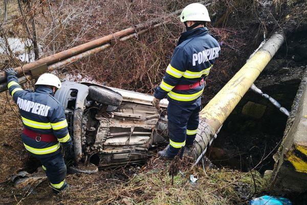 Autoturism răsturnat într-un canal pe DN 71, în Dâmbovița 