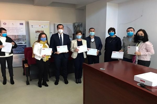 Tablete gratuite pentru 50 de elevi din Dâmbovița