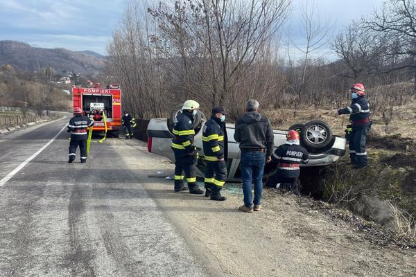 Autoturism răsturnat pe un drum din Dâmbovița. O persoană a suferit atac de panică