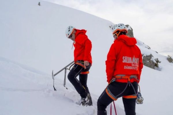 Aviz amatorilor de drumeții! Risc de avalanșe în Bucegi, în județul Dâmbovița