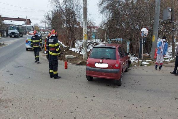 Un autoturism a intrat în coliziune cu o fântână, în Dâmbovița