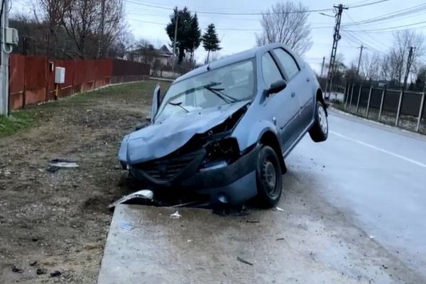 Un șofer băut a ajuns cu mașina în șanț, în Dâmbovița
