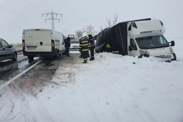 Accident rutier între două autoutilitare, în Dâmbovița