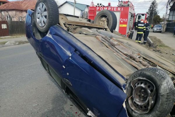 Dâmbovița. Femeie transportată la spital după ce s-a răsturnat cu mașina pe șosea