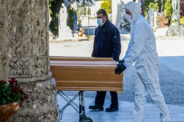 Se schimbă restricțiile la înmormântarea morţilor de COVID. Fără saci de plastic sigilați și va fi permis priveghiul