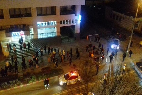 Proteste și în Târgoviște. Manifestanții au aprins artificii