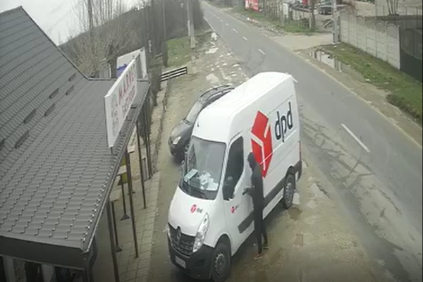 Curier urmărit și jefuit în Dâmbovița. Hoții sunt căutați după ce scena a fost filmată 