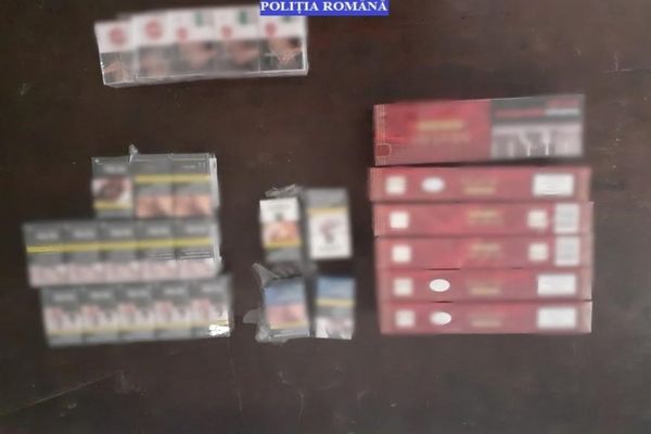 Peste 100 de pachete cu țigări, confiscate de polițiștii din Găești