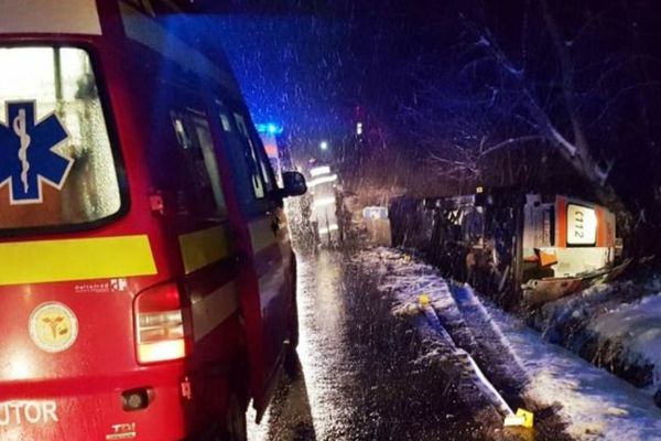 O ambulanță care transporta o gravidă s-a răsturnat în șanț