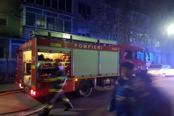 Locatarii unui bloc din Găești, evacuați din cauza unui incendiu