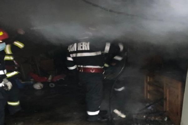Incendiu violent la o locuință din Mogoșești-Dâmbovița