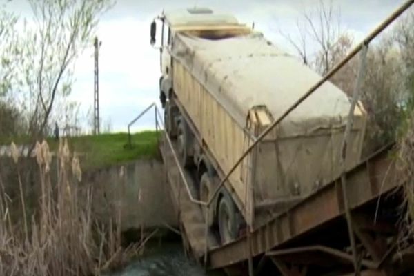 Un camion plin cu pietriș a rupt un pod. GPS-ul i-a arătat șoferului traseul greșit