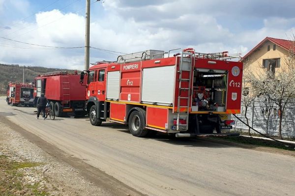 Incendiu în Ludești, provocat de o priză defectă. O persoană a suferit atac de panică 