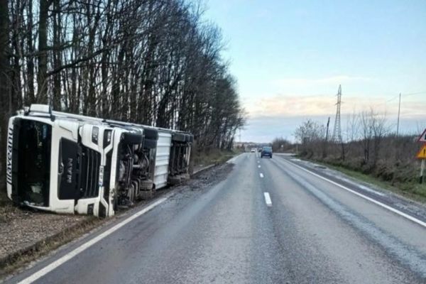Un tir plin cu ţigări s-a răsturnat pe DN 72, în Dâmbovița