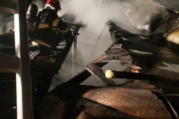 Noapte de foc pentru pompierii din Dâmbovița. Intervenții la două incendii