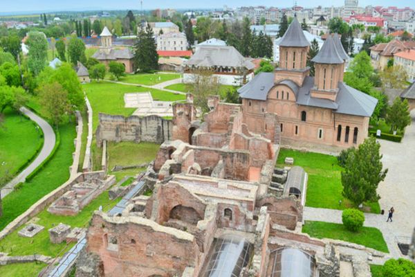 Vizitarea muzeelor din Dâmbovița, gratuită în Duminica Floriilor pentru cei cu nume de flori