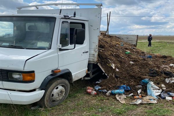 Dâmbovițean amendat cu 30.000 de lei după ce a aruncat gunoiul pe câmp. Garda de Mediu i-a confiscat și mașina