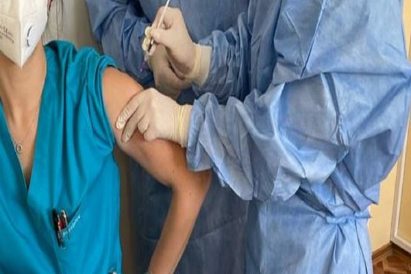 De astăzi te poți vaccina fără programare cu serul AstraZeneca. Platforma de programare arată acum și timpul de așteptare pentru Pfizer și Moderna 