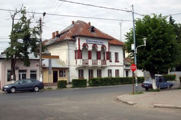 O tânără din Galați a cerut disperată ajutorul polițiștilor din Găești