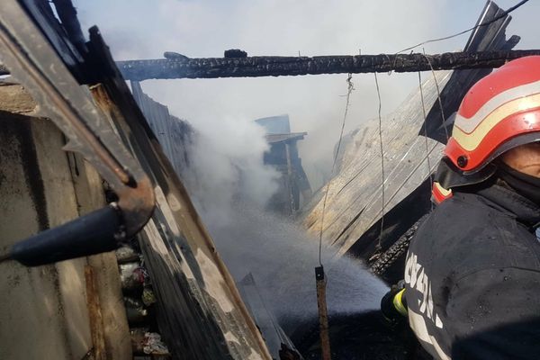 Două case din Dâmbovița, salvate de pompieri din calea flăcărilor