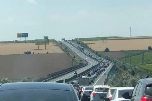 Valori intense de trafic pe pe Autostrada A2 Bucureşti - Constanţa, pe sensul către litoral. Circulație deviată în județul Ilfov