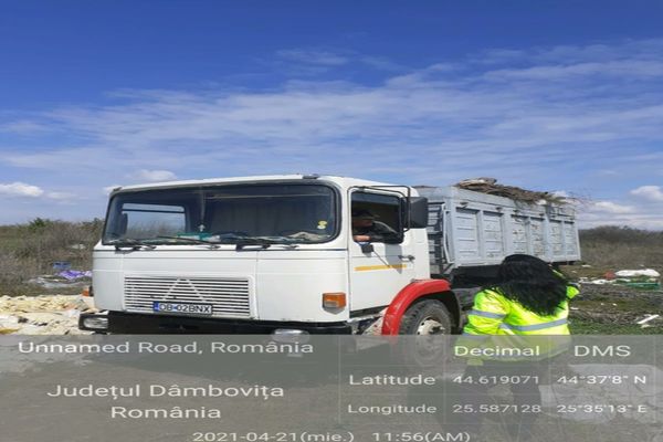 Garda de Mediu Dâmbovița a amendat cu 30.000 de lei pentru un bărbat care a abandonat deșeuri pe un teren de lângă fosta Avicola Titu