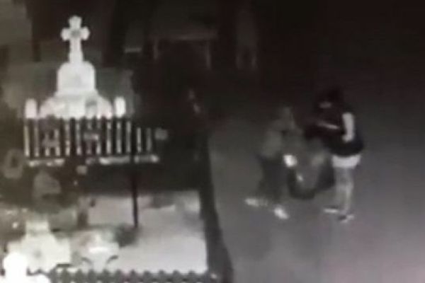 La furat de flori din cimitir, la Răcari! Primarul orașului a făcut publică filmarea