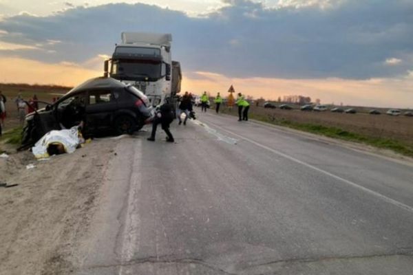 Doi frați din Dâmbovița au murit într-un accident teribil. Erau într-o mașină tractată de bunicul lor
