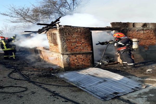 Casă din Zăvoiu, salvată de pompieri din calea flăcărilor