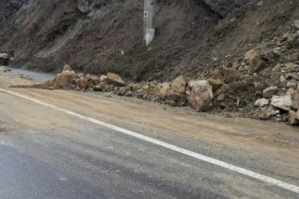 Avertisment pentru turişti. Căderile de stânci pe Transbucegi afectează circulaţia 