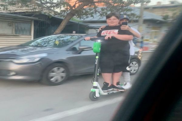 Mai mulți tineri din Târgoviște s-au filmat în timp ce se plimbau cu trotinetele electrice fără să respecte semnele de circulație!