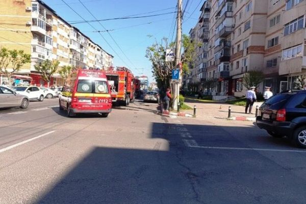 Pompierii au intervenit în Târgoviște la un magazin de unde ieșea fum 