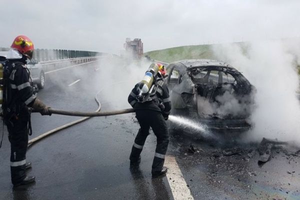 Un autoturism în flăcari pe Autostrada A1, la kilometrul 48